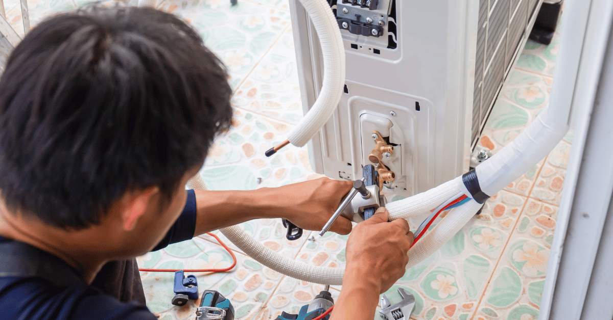 eletricista fazendo instalação de ar condicionado