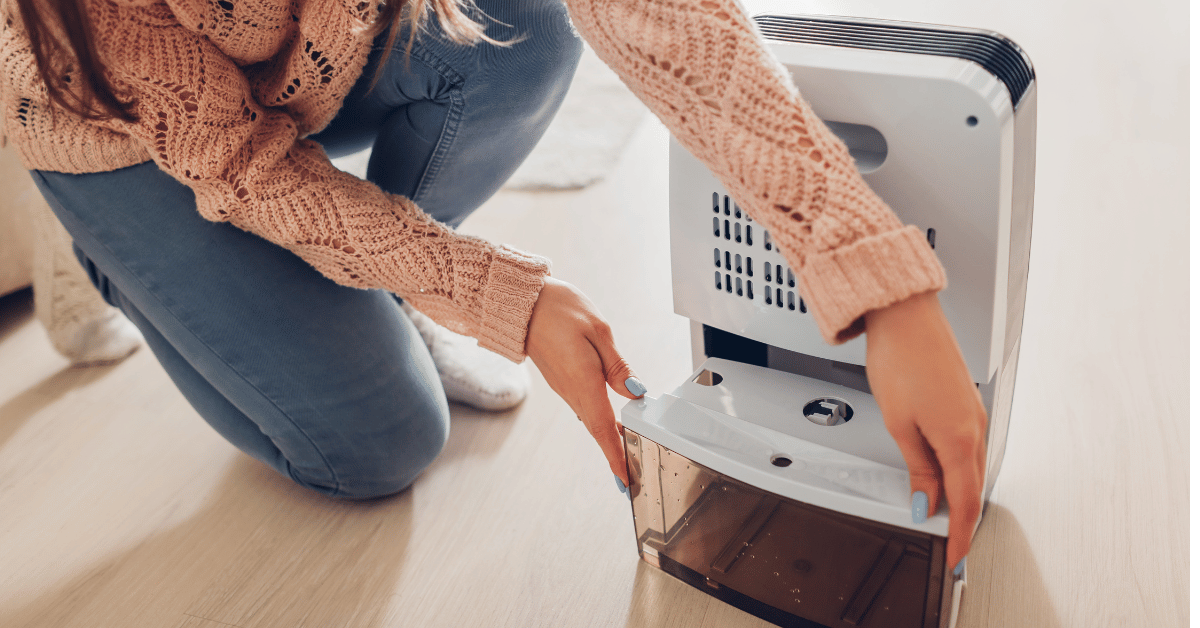 mulher abrindo desumidificador