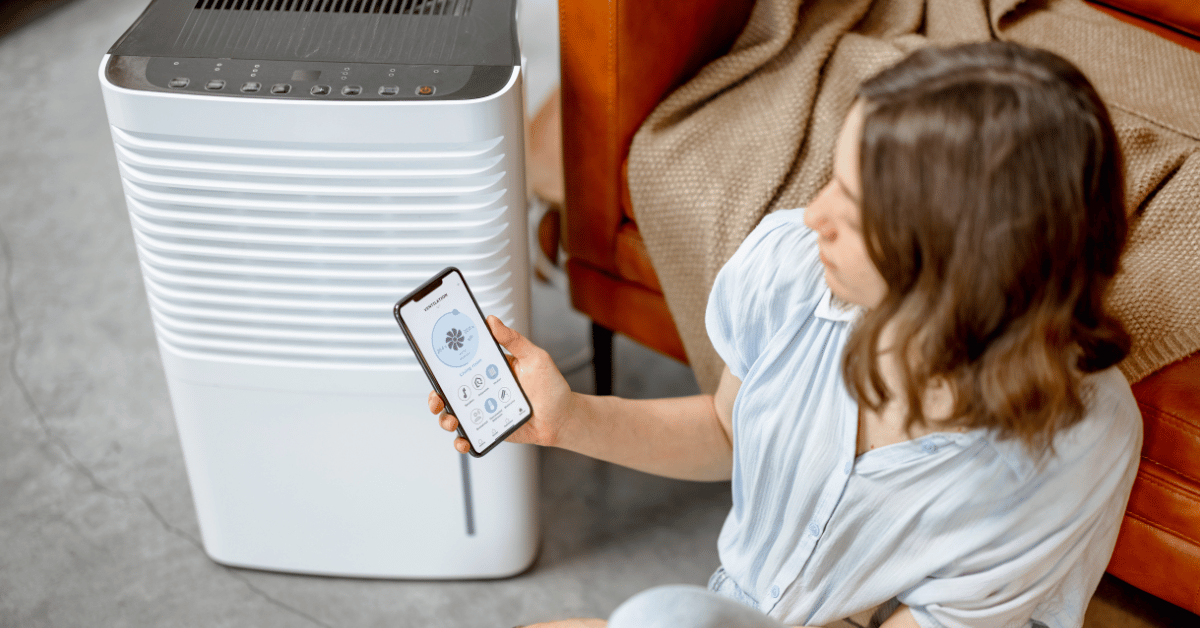 mulher configurando purificador