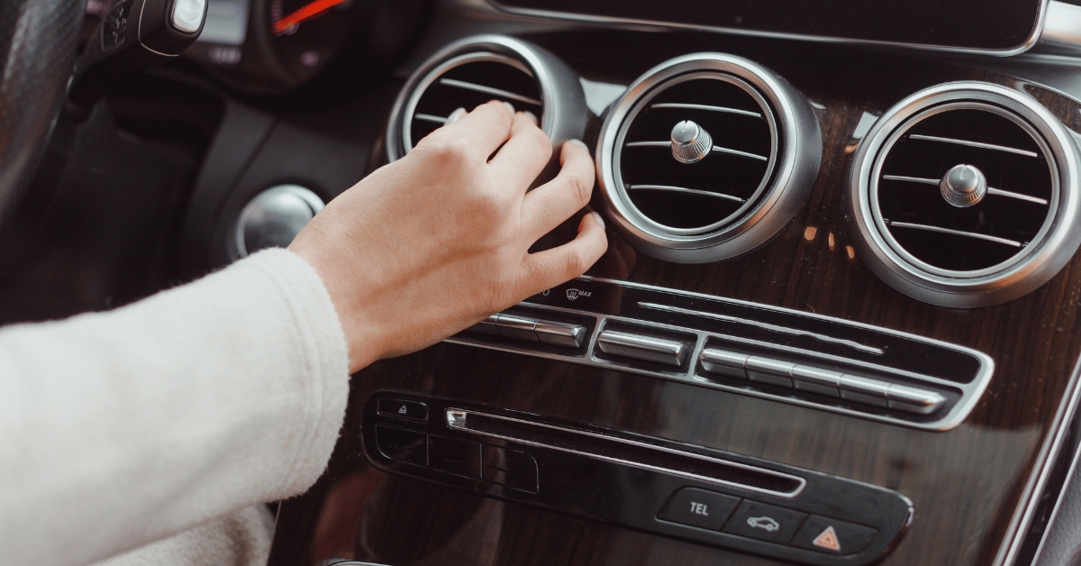 mulher mexendo no ar condicionado do carro 12v
