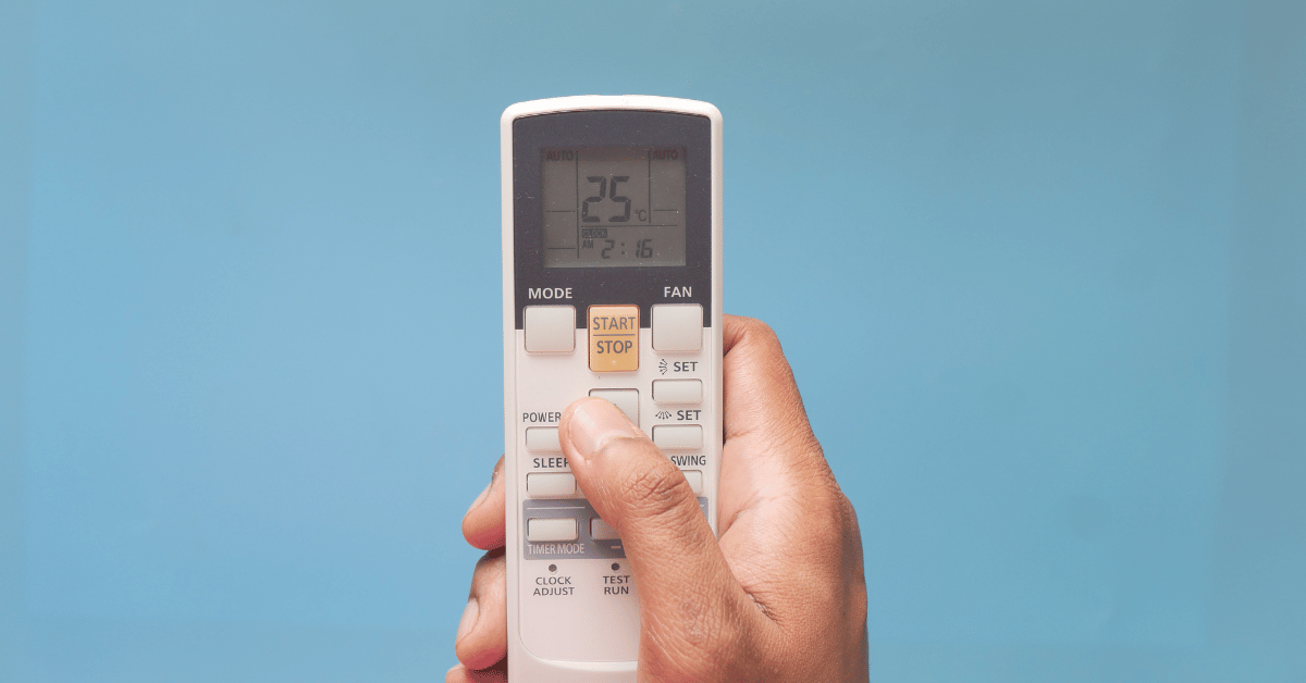 pessoa segurando controle do ar condicionado