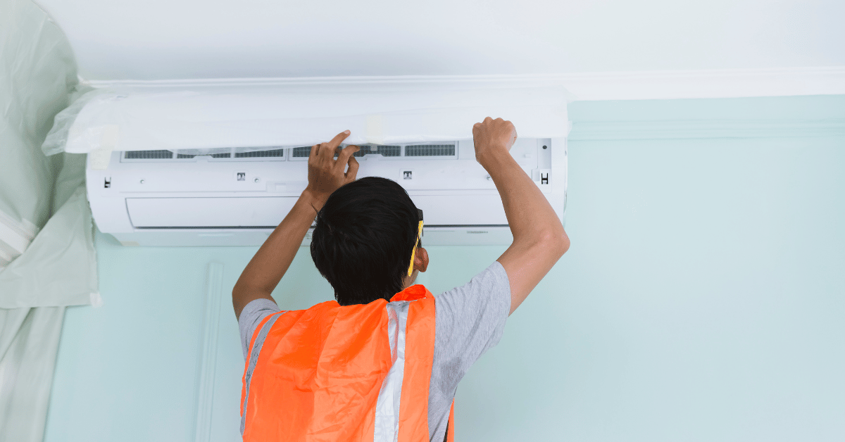 Ar Condicionado parou de Gelar: Como Resolver 1 tecnico consertando ar condicionado