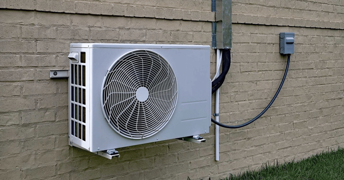 transformador na parede ao lado do ar condicionado