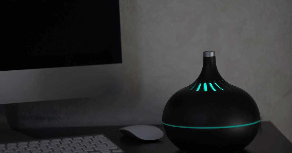 umidificador de ar ao lado do pc